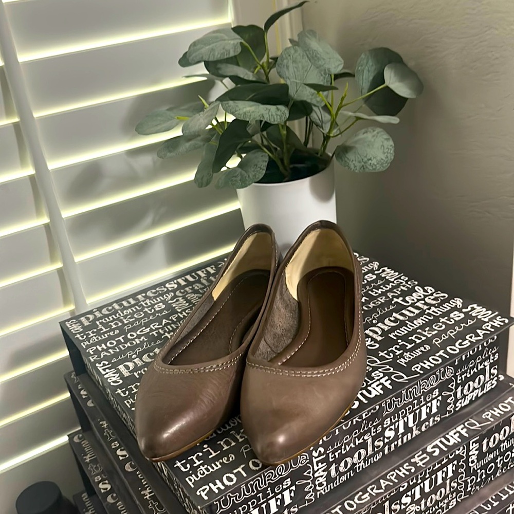 Frye Regina ballet flat in color ash/taupe size 6